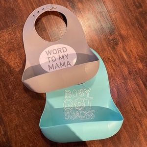 2 silicone bibs